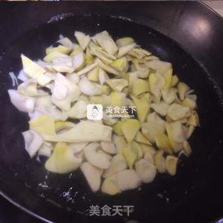 腌笃鲜 咸肉炖春笋的做法步骤：3