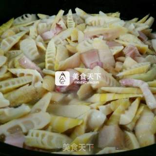 腌笃鲜 咸肉炖春笋的做法步骤：4