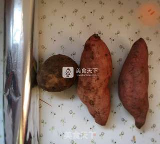 烤地瓜 烤土豆 家用烤箱版的做法步骤：1