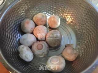 荠菜蘑菇的做法步骤：1