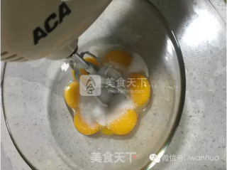 北海道戚风蛋糕的做法步骤：4