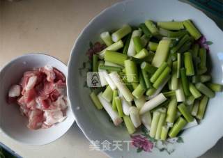 春季应时小炒——蒜薹炒肉片的做法步骤：1