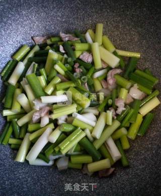 春季应时小炒——蒜薹炒肉片的做法步骤：3