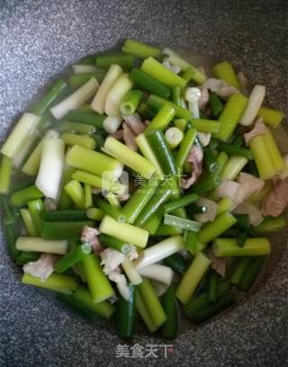 春季应时小炒——蒜薹炒肉片的做法步骤：4
