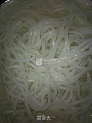 紫甘蓝炒米粉的做法步骤：2