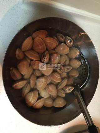 辣炒黄蚬子的做法步骤：1