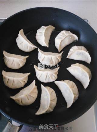 脆底韭菜煎饺的做法步骤：9