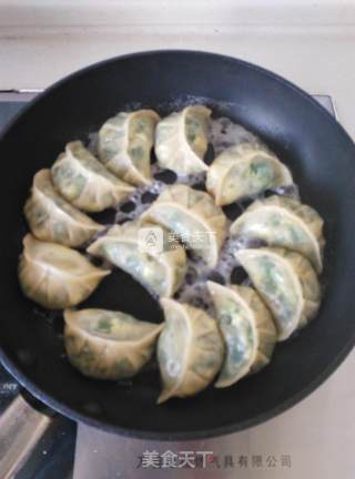 脆底韭菜煎饺的做法步骤：10