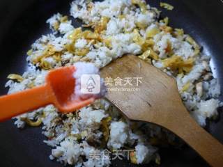 萝卜干香菇炒饭的做法步骤：6