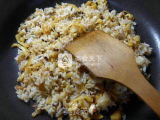 萝卜干香菇炒饭的做法步骤：7