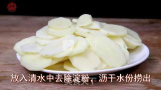 菜鸟一看就能做的美味【青椒香菇土豆片】的做法步骤：2