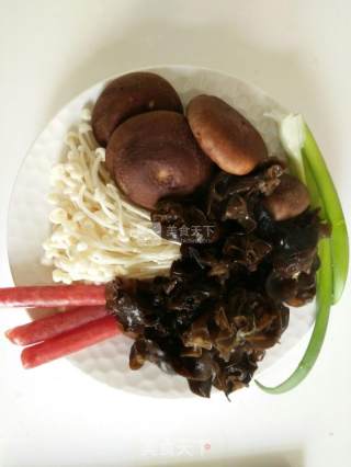 杂菌炒腊肠的做法步骤：1
