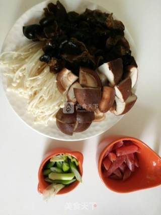 杂菌炒腊肠的做法步骤：2