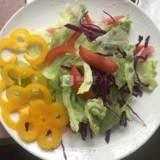 鸡胸肉西式沙拉的做法步骤：1