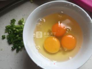 榆钱鸡蛋饼的做法步骤：1