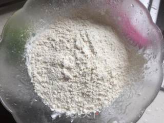 榆钱鸡蛋饼的做法步骤：2