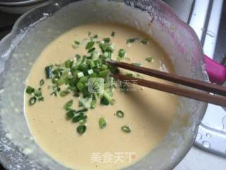 榆钱鸡蛋饼的做法步骤：4
