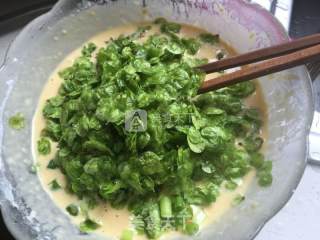 榆钱鸡蛋饼的做法步骤：5
