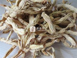 干四季豆炖烟熏腊排骨的做法步骤：1