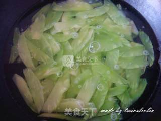 莴笋炒鸡蛋的做法步骤：2
