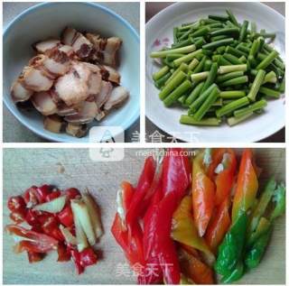 腊肉炒蒜苔的做法步骤：1
