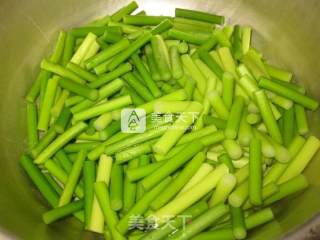 腊肉炒蒜苔的做法步骤：3