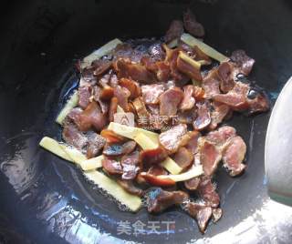 腊肉炒蒜苔的做法步骤：4