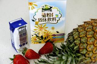 鲜榨草莓菠萝奶昔的做法步骤：1