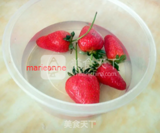草莓玫瑰花的做法步骤：1