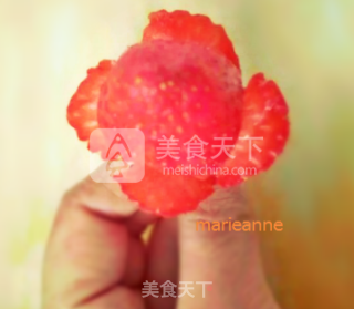 草莓玫瑰花的做法步骤：4