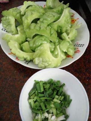 苦瓜排骨汤的做法步骤：2