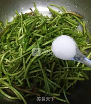芦蒿炒咸肉的做法步骤：4