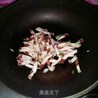 芦蒿炒咸肉的做法步骤：6