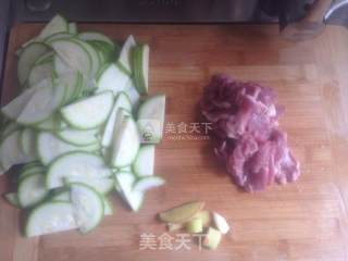 西葫芦炒肉的做法步骤：1
