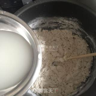 发面鸡蛋韭菜盒子的做法步骤：1