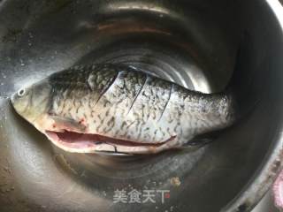 葱烤鲫鱼的做法步骤：1