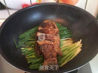 葱烤鲫鱼的做法步骤：10
