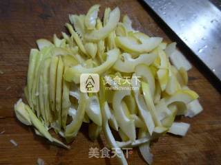 雷笋炒牛心菜的做法步骤：3