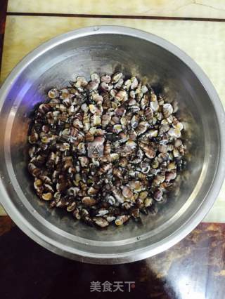 辣炒海螺丝的做法步骤：1