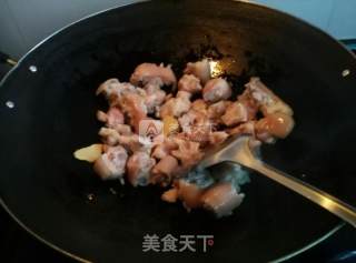 话梅猪手的做法步骤：2