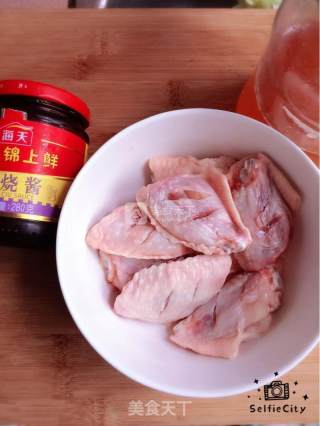 蜜汁鸡翅的做法步骤：1