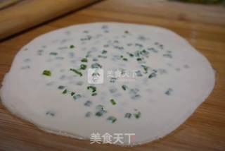 巧用饺子皮做葱油饼的做法步骤：7