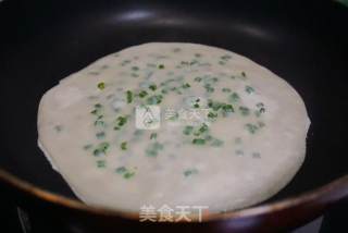巧用饺子皮做葱油饼的做法步骤：8