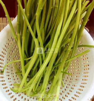 春日里的一抹清新绿：清炒芦蒿干子的做法步骤：1