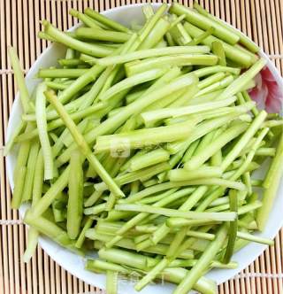春日里的一抹清新绿：清炒芦蒿干子的做法步骤：2