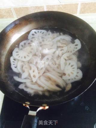 糖醋藕片的做法步骤：1
