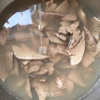 辣椒炒猪肝的做法步骤：2