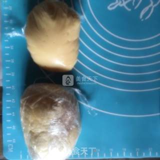 蛋黄酥的做法步骤：2