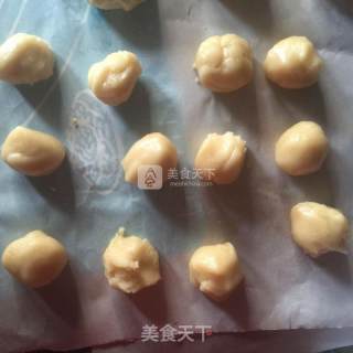 蛋黄酥的做法步骤：10