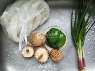 青椒蘑菇猪肠粉的做法步骤：1